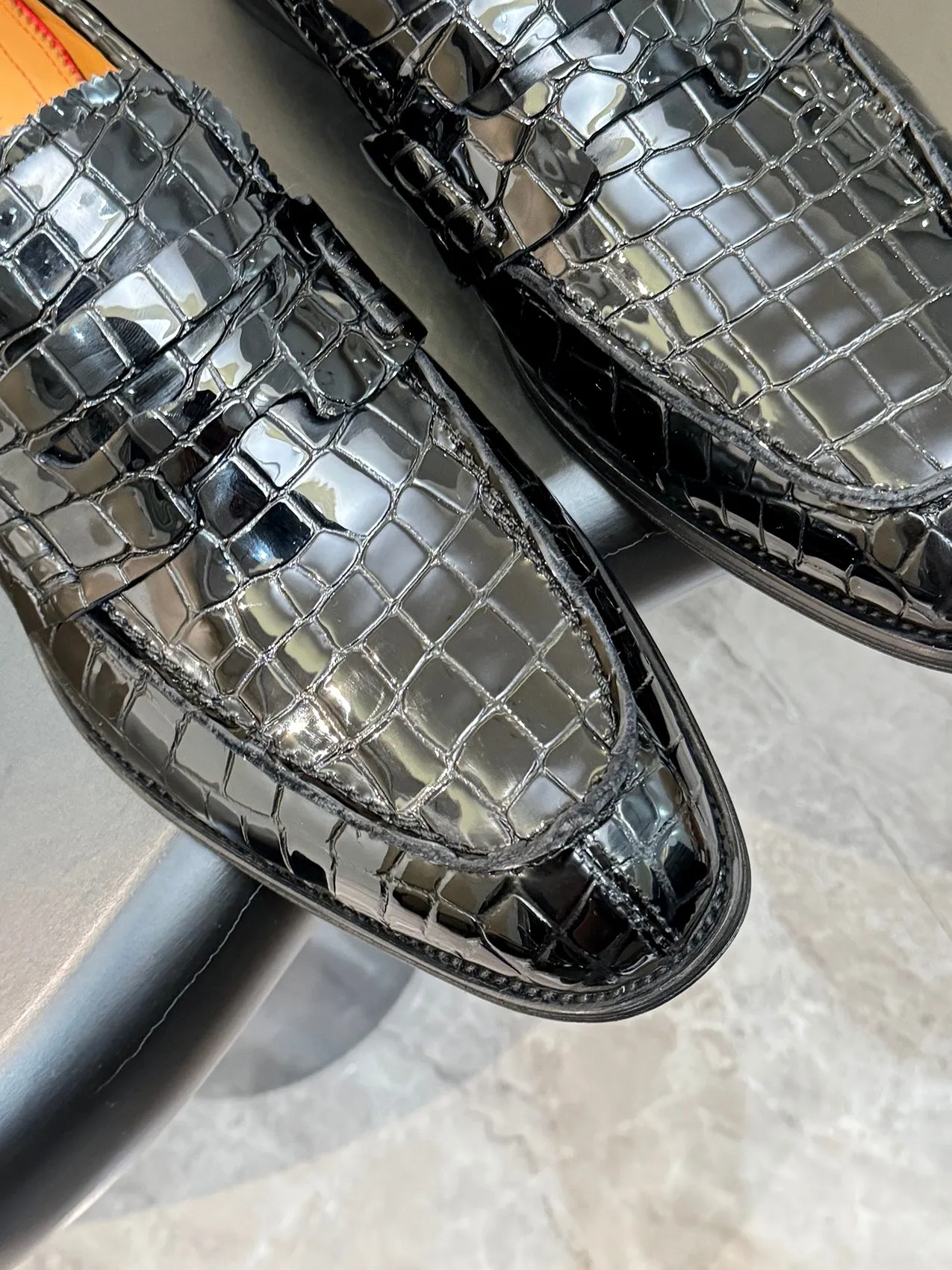 Batch 1080 yuan 💰CL～High-end men’s 👔casual loafers with red soles! ••🆑Genuine and top-quality goods from original orders ••✅💯 Purchase goods from top-quality original orders! Original imported patterned cowhide➕Imported cowhide lining➕Cowhide feet➕Original leather outsole~Size: 39-44 (38, 45.46.47 can be customized)